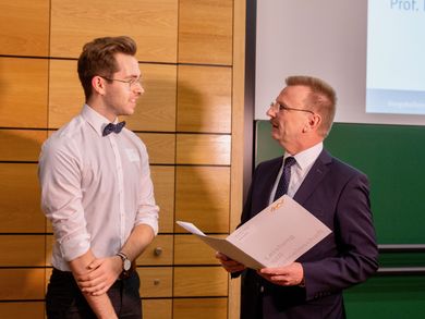 Engagiert. Auf dem Campus: Steven Lauenroth erhält den Preis von Vizepräsident Prof. Ulrich Müller.
