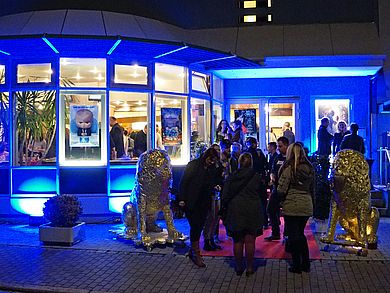 Zum letzten Mal säumen die goldenen Löwen den roten Teppich am Eingang des Neue Welt-Kinos. 