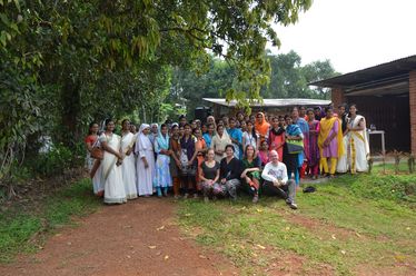 Studierende der OTH Amberg-Weiden mit einer indischen Schulklasse