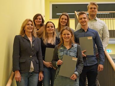 Dozentin Susanne Haas mit Studierenden, die das Englisch UNIcert® III-Zertifikat erhalten haben.