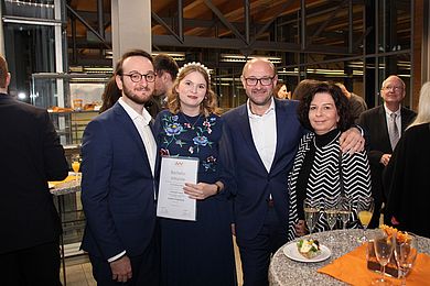 Studentin mit ihren Angehörigen