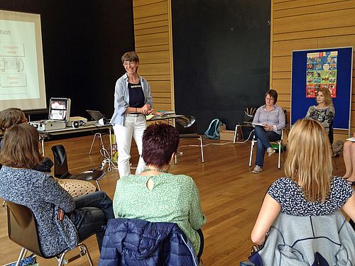 Friderike Komárek (stehend) leitete den Workshop „Sozialformen im Sprachunterricht“ 