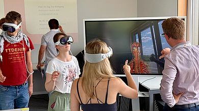 Betreuung hautnah: Prof. Dr. med. Feyrer erklärt einer Studierenden die auf dem Bildschirm sichtbare 3D-Darstellung des Nervensystems