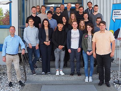 Die Exkursionsgruppe zusammen mit Armin Tischler (vorne rechts) und Mathias Lindner (vorne links), beide Conrad, sowie Petra Zimmermann (vorne, 3. von links) und Lisa Biersack (hinten links), beide IGZ.