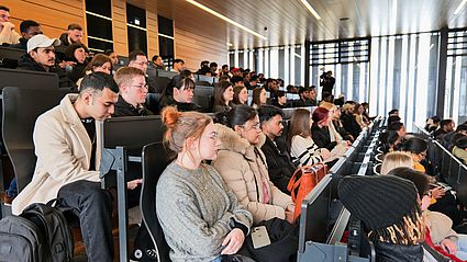 Der große Vorlesungssaal am Campus in Weiden ist voll, als die Erstsemester an der Hochschule willkommen geheißen werden