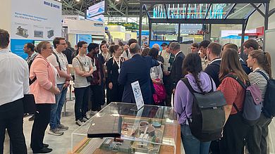 Studierende am Stand von Huber Se