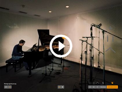 Mann am Klavier bei einer Videoproduktion