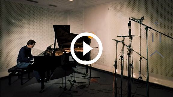 Mann am Klavier bei einer Videoproduktion