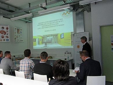 Prof. Dr. Clemens Bulitta referierte über aktuelle Forschungsergebnisse zum Thema Lüftungssysteme in Operationssälen.