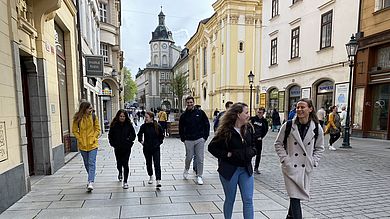 Personen bei Stadtspaziergang