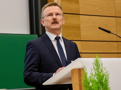 Vizepräsident Prof. Dipl.-Ing. Ulrich Müller führte durch den Abend.