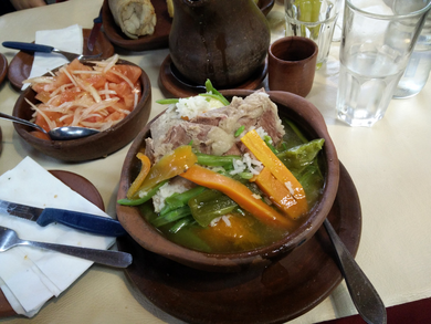Chilenische Cazuela - Suppe mit viel Fleisch und Gemüse