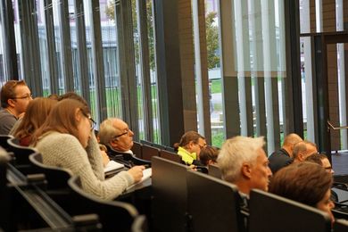 Beim WissensForum an der OTH Amberg-Weiden können sich Bürgerinnen und Bürgern zu aktuellen Themen informieren.