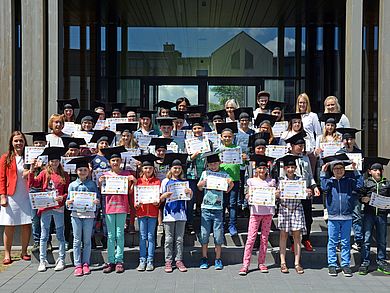 Diplome für alle: Schülerinnen und Schüler mit ihren Kinderuni-Urkunden