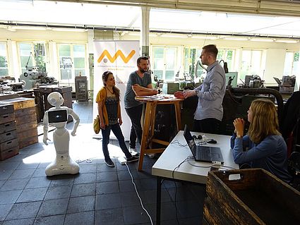 Der Roboter Pepper steht im Museumsraum