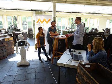 Der Roboter Pepper steht im Museumsraum