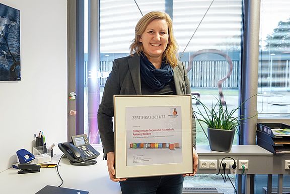 Annabelle Wolff hält Zerifikat in den Händen