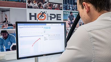 Prof. Dr. Christian Schmidkonz wertet die Datensätze der Leistungsdiagnostik aus