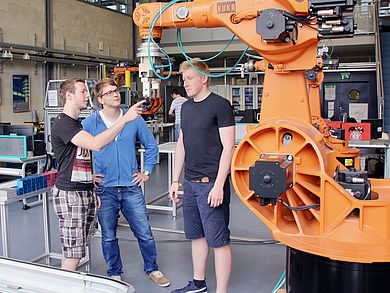 Einen Großteil des Studiums forschen und arbeiten Studierende in speziell ausgerichteten Laboren, zum Beispiel für Werkstofftechnik, Automatisierungstechnik, Strömungsmechanik und Robotik.