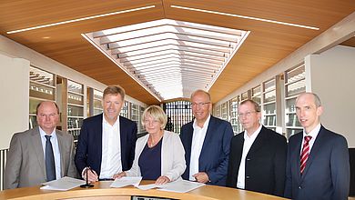 IGZ ist nun Mitglied im PartnerCircle der OTH Amberg-Weiden;  von links: Dr. Wolfgang Weber (Grundsatzangelegenheiten und Hochschulentwicklung), Dipl.-Ing. Johann Zrenner (IGZ-Geschäftsführer), Prof. Dr. Andrea Klug (Präsidentin der OTH Amberg-Weiden), Dipl.-Ing. Wolfgang Gropengießer (IGZ-Geschäftsführer) und die beiden Paten Prof. Dr. Josef Pösl (Fakultät Elektrotechnik, Medien und Informatik) und Prof. Dr. Günter Kummetsteiner (Fakultät Wirtschaftsingenieurwesen). (Foto: IGZ)