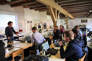 Studierende vor ihren Notebooks im Museumsraum
