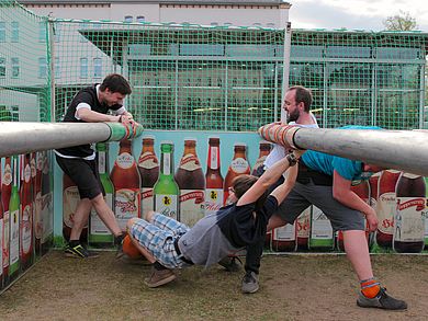 Student streckt sich nach dem Ball