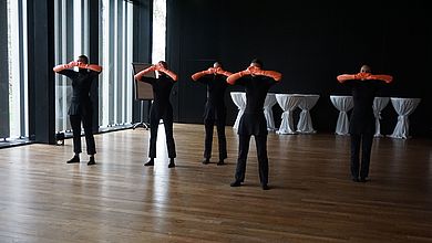 Tänzerinnen des Elly-Heuss-Gymnasiums eröffneten den Orange Day mit einer eindrücklichen Performance