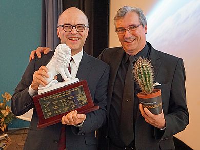 Zum Abschied erhielt Prof. Dr. Wolfram von Rhein einen Löwen aus Porzellan.