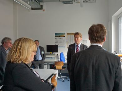 Prof. Dr. Ralf Ringler führte die BesucherInnen durch die medizintechnischen Labore der OTH Amberg-Weiden.