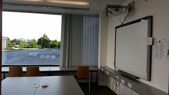 Gruppenraum mit Beamer an der OTH Weiden