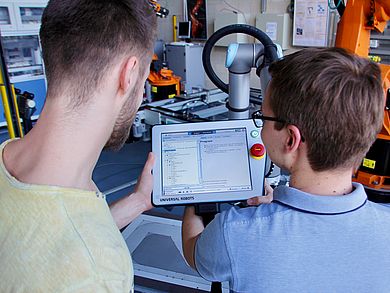 Die zunehmende Digitalisierung und Vernetzung der Produktion verlangen eine breitgefächerte Ingenieursausbildung. Der Studiengang passt sich diesem Wandel an und stärkt die Interaktion von Mensch und Maschine. Die zunehmende Digitalisierung und Vernetzung der Produktion verlangen eine breitgefächerte Ingenieursausbildung. Der Studiengang passt sich diesem Wandel an und stärkt die Interaktion von Mensch und Maschine.