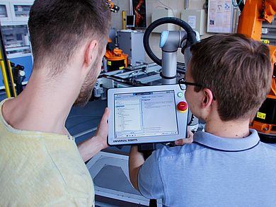 Die zunehmende Digitalisierung und Vernetzung der Produktion verlangen eine breitgefächerte Ingenieursausbildung. Der Studiengang passt sich diesem Wandel an und stärkt die Interaktion von Mensch und Maschine. 