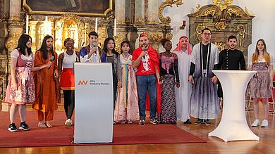 Internationale Studierende in landstypischer Tracht.