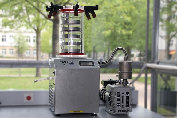 Die Gefriertrocknungsanlage Vaco2 gefriertrocknet organische Proben und aktive Mikroorganismen.