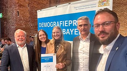 Gruppenbild mit Urkunde