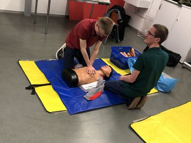 zwei Studenten bei der Herz-Lunge-Massage