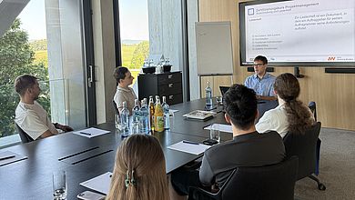 Andreas Spangler (IGZ, Zweiter von rechts) teilte seine langjährige Projekterfahrung mit den Teilnehmenden in einer regen Diskussion