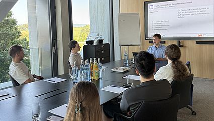 Andreas Spangler (IGZ, Zweiter von rechts) teilte seine langjährige Projekterfahrung mit den Teilnehmenden in einer regen Diskussion