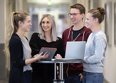 Studierende mit Tablet in der Hand