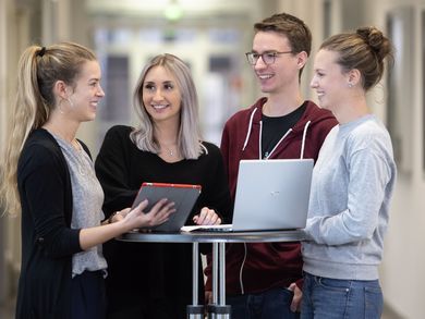 Studierende lernen und forschen am Digitalen Campus.