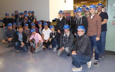 Gruppe der Studierenden bei Skoda Turbinebau