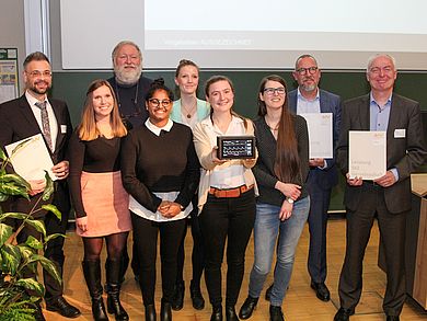 Gruppenfoto mit EKG-Gerät