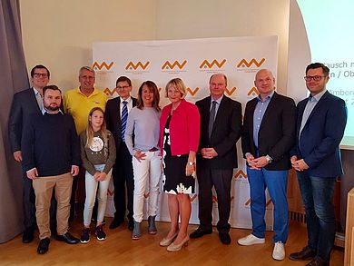 Eine Delegation der FDP mit Bildungsexpertin Britta Hundesrügge (6.v.l.) und dem Amberger Vorsitzenden Jens Rohn (3.v.l.) informierte sich bei Präsidentin Prof. Dr. Andrea Klug (4.v.r.) , Vizepräsident Prof. Dr. Alfred Höß (5.v.l.) und Dr. Wolfgang W Eine Delegation der FDP mit Bildungsexpertin Britta Hundesrügge (6.v.l.) und dem Amberger Vorsitzenden Jens Rohn (3.v.l.) informierte sich bei Präsidentin Prof. Dr. Andrea Klug (4.v.r.) , Vizepräsident Prof. Dr. Alfred Höß (5.v.l.) und Dr. Wolfgang W