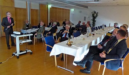 Prof. Dr. Andreas P. Weiß (links) bei seinem Vortrag