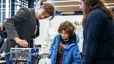 An ihren Ständen erklärten die Schülerinnen und Schüler der Jury und den Besuchenden ihre Projekte und Ideen