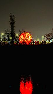 Eine riesige Sonne - Lichtinstallation der Sutnarka