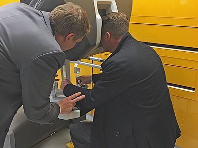 Wer wollte, konnte den Operations-Roboter selbst einmal ausprobieren.