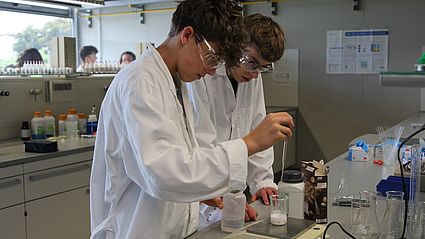 Bei Science Camp in Amberg sind die jungen Forschenden in die Welt der Chemie eingetaucht