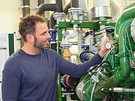 Ein Ingenieur arbeitet an einem Blockheizkraftwerk