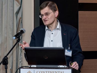 Prof. Dr. Alfred Höß, Vizepräsident OTH Amberg-Weiden, bei einem Vortrag